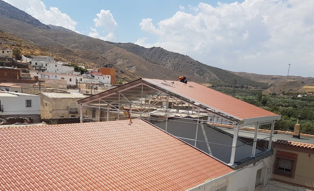 Desmontaje de cubierta de fibrocemento y ejecución de cubierta de panel sandwich tipo teja en Centro Social en las Tres Villas, Almería